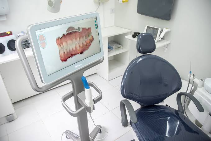 Consultório odontológico com cadeira, monitor e recursos digitais integrados ao atendimento